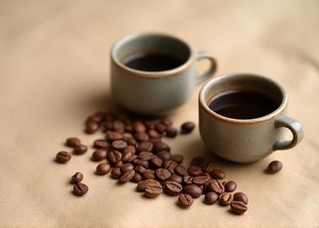 Detalle artesanal de granos de café y cerámica